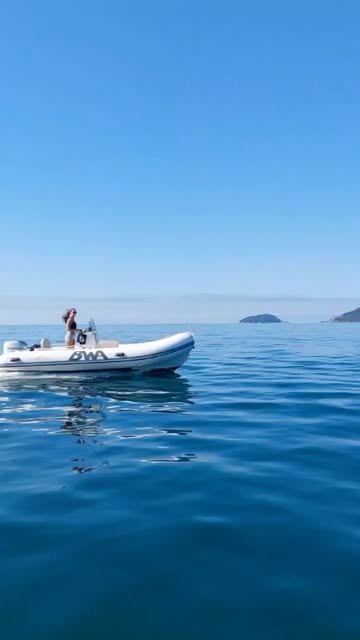 Un gommone bianco in mare aperto, con l'acqua calma